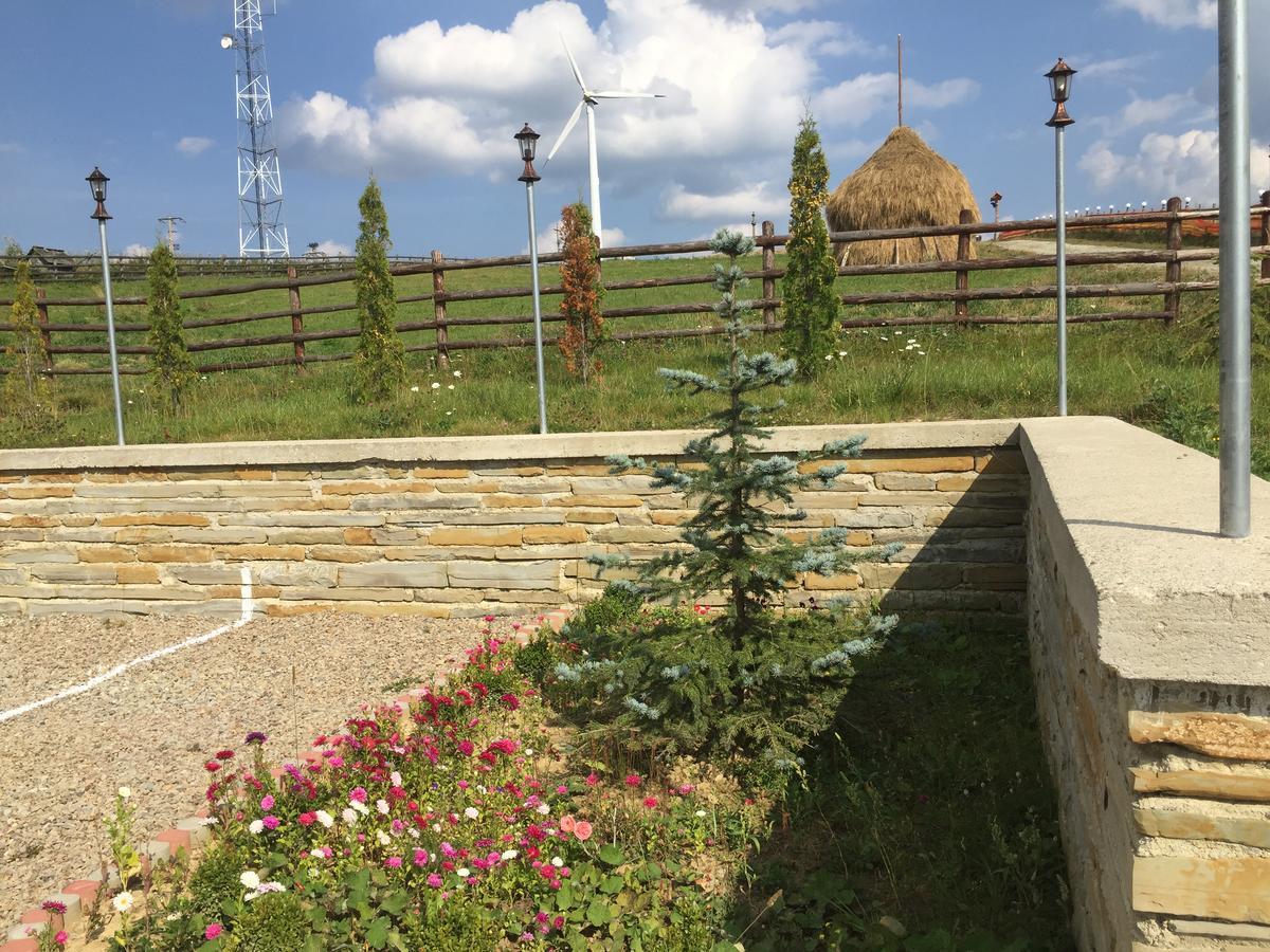 Pensiunea Zana Muntilor Piatra Fantanele Bagian luar foto
