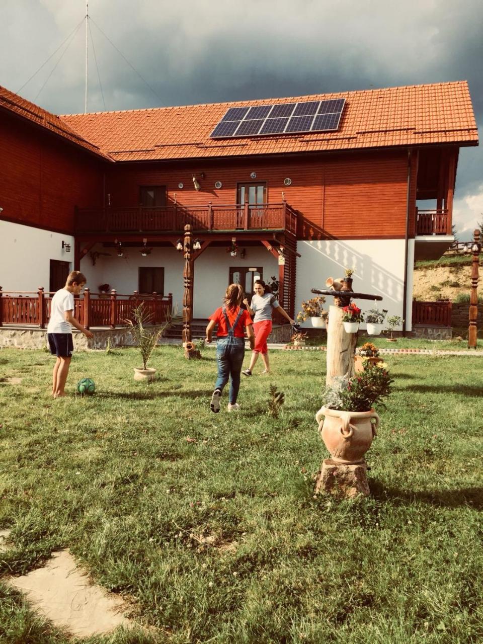 Pensiunea Zana Muntilor Piatra Fantanele Bagian luar foto